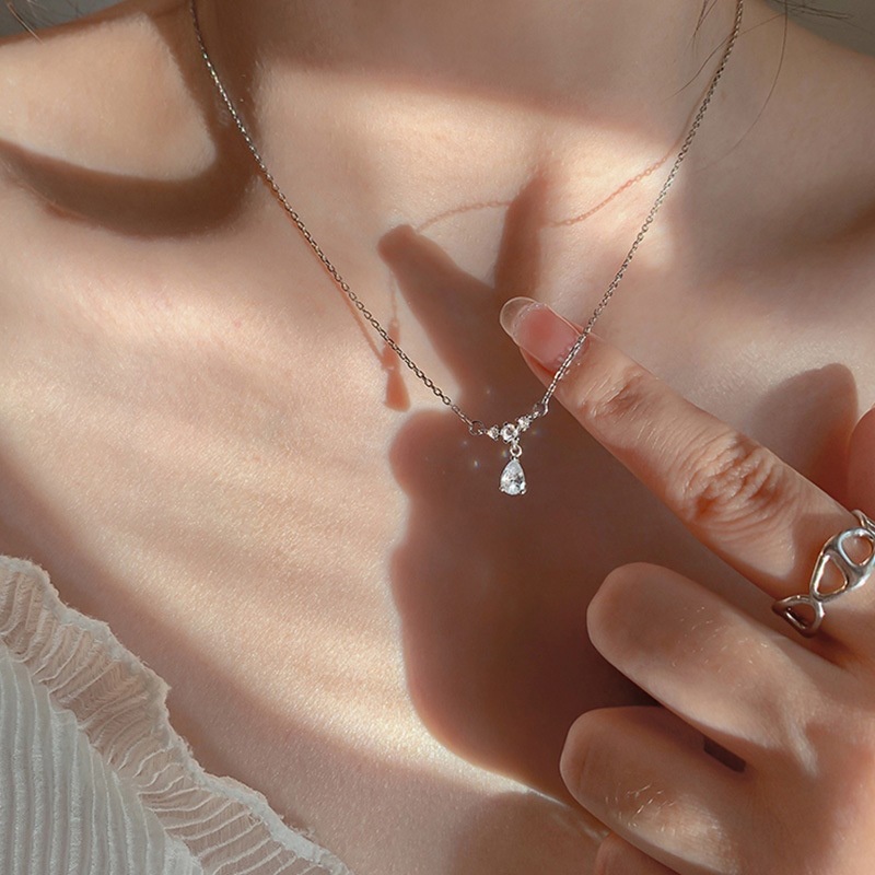 Kalung Rantai Klavikula Hias Liontin Berlian Bahan Zirkon Warna Silver Gaya Korea Untuk Perempuan