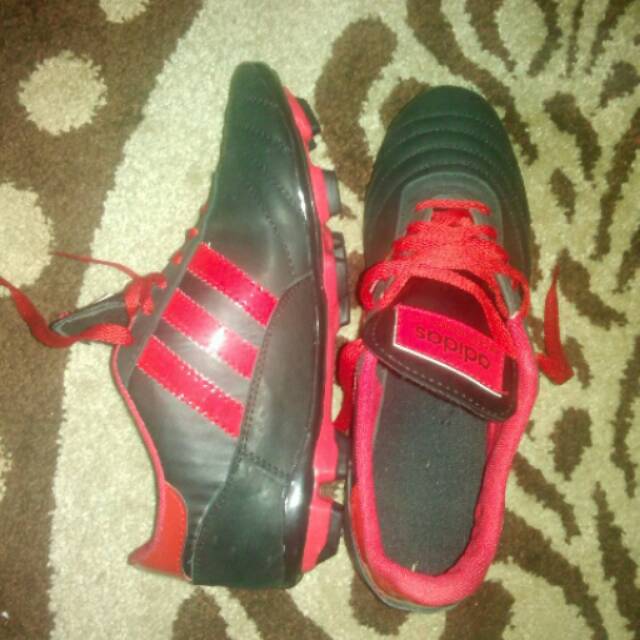 Sepatu sepak bola adidas