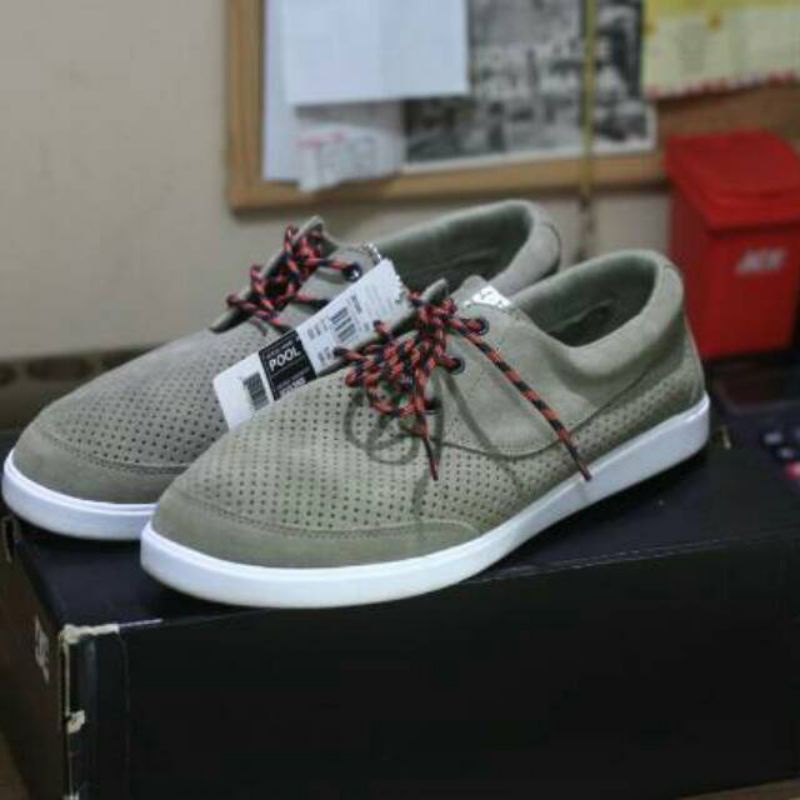 sepatu DC shoes