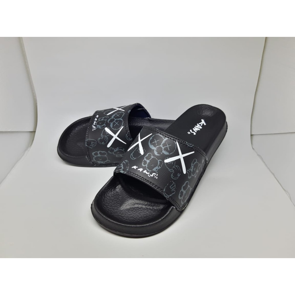 Sendal KAWS Cewek Cowok / Sandal KAWS Unisex / SANDAL APLLAUSE KAWS BLACK / SANDAL KAWS PRIA WANITA
