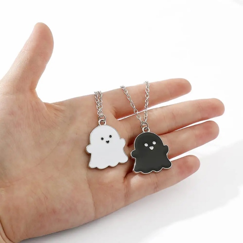 Roselife Kalung Rantai Panjang Liontin Hantu Hitam / Putih Untuk Pria / Wanita / Pasangan / Halloween