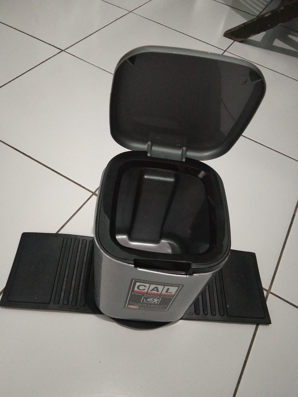 Tempat Sampah Mobil Simple Kotak Tong Sampah Dengan Tatakan Karet Untuk Kebersihan