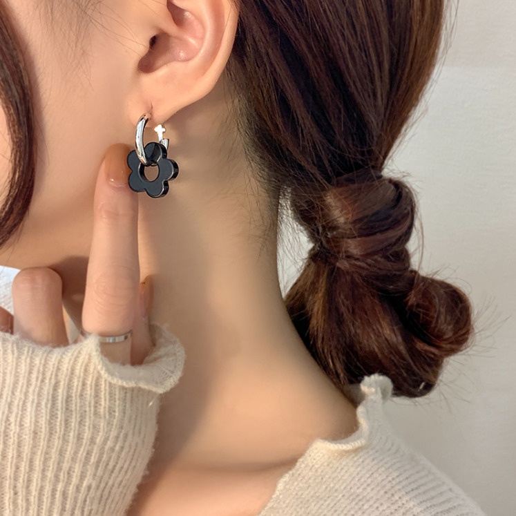 Anting Tusuk Motif Bunga Warna Hitam Untuk Wanita