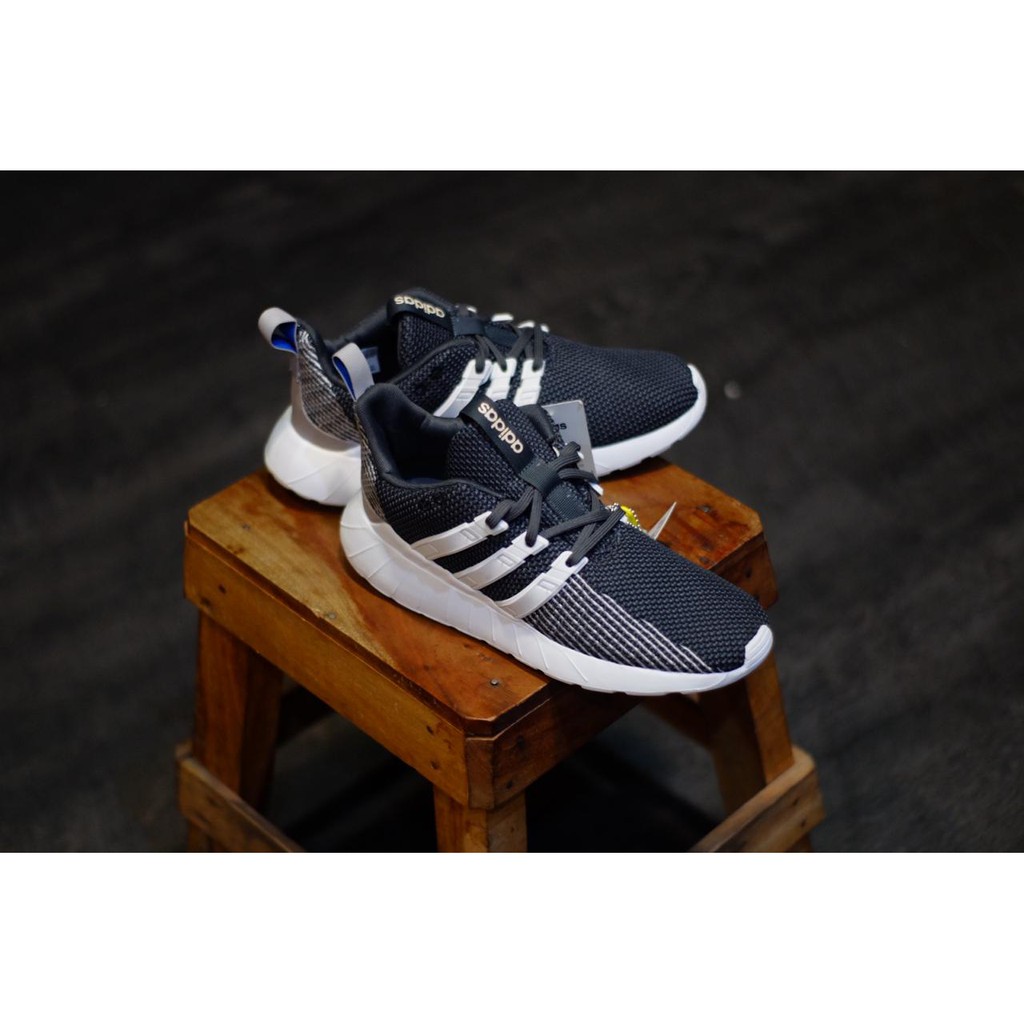 Adidas questar flow “black white”