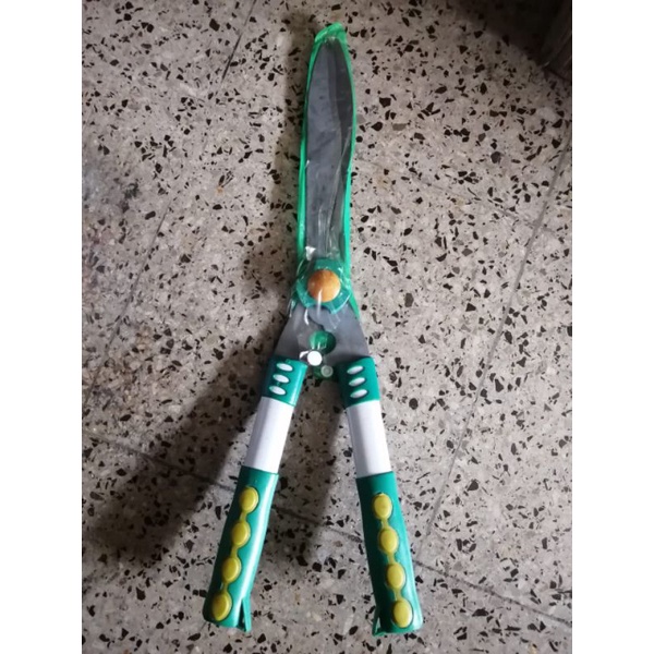 gunting rumput SK pemotong rumput manual babat rumput gunting tanaman
panjang total sekitar 45cm 
ga