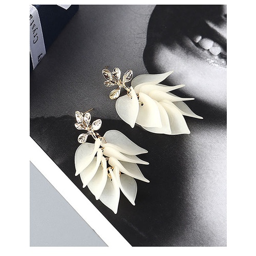 LRC Anting Tusuk Fashion White Resin Grass Petal Alloy Stud Earrings Y63767