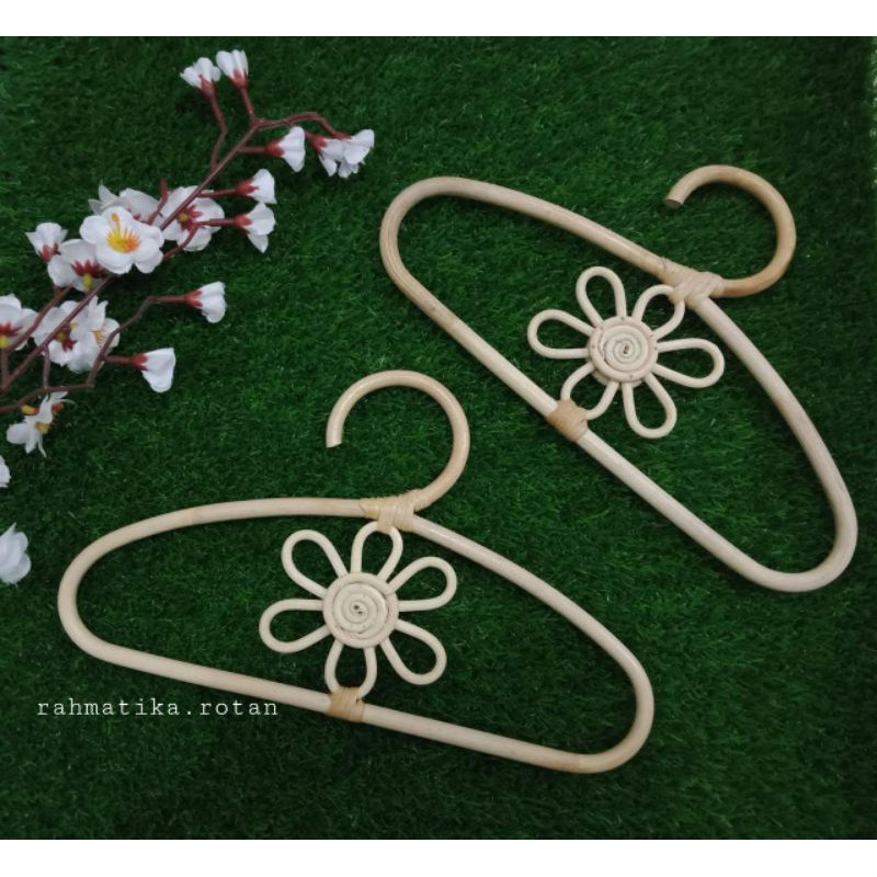 hanger rotan anak model bunga/gantungan baju anak