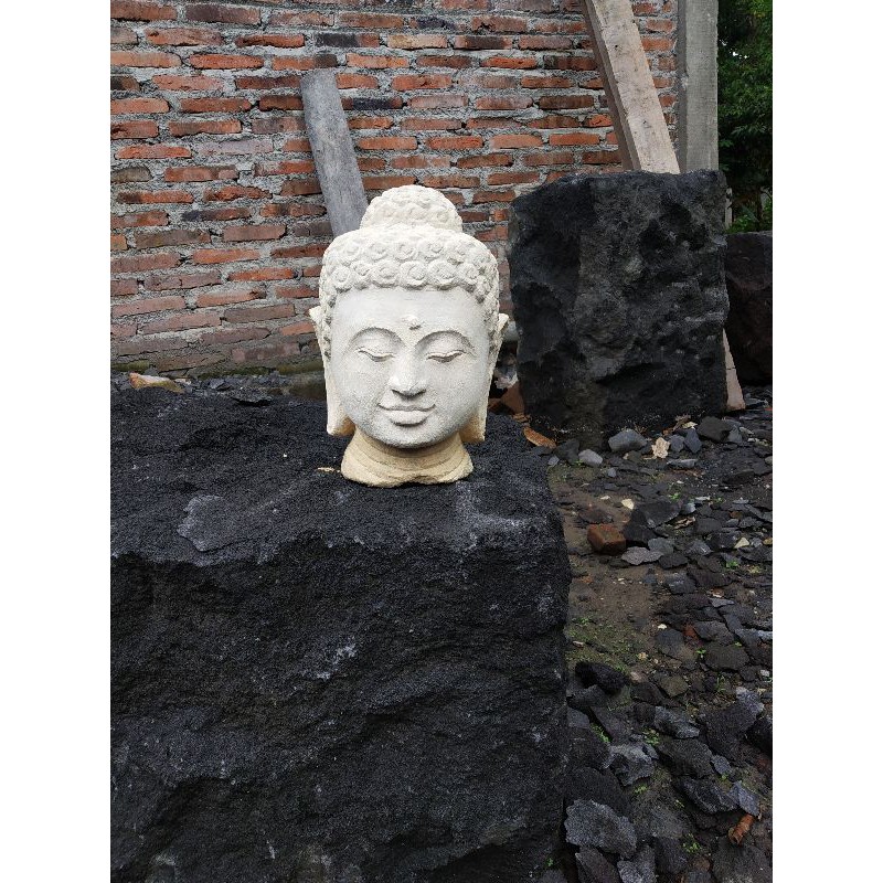 Patung kepala Buddha batu putih