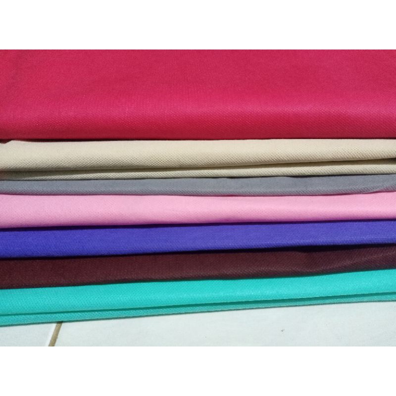 

Kain spunbond perca 50x40 cm untuk buket bunga kerajinan tangan