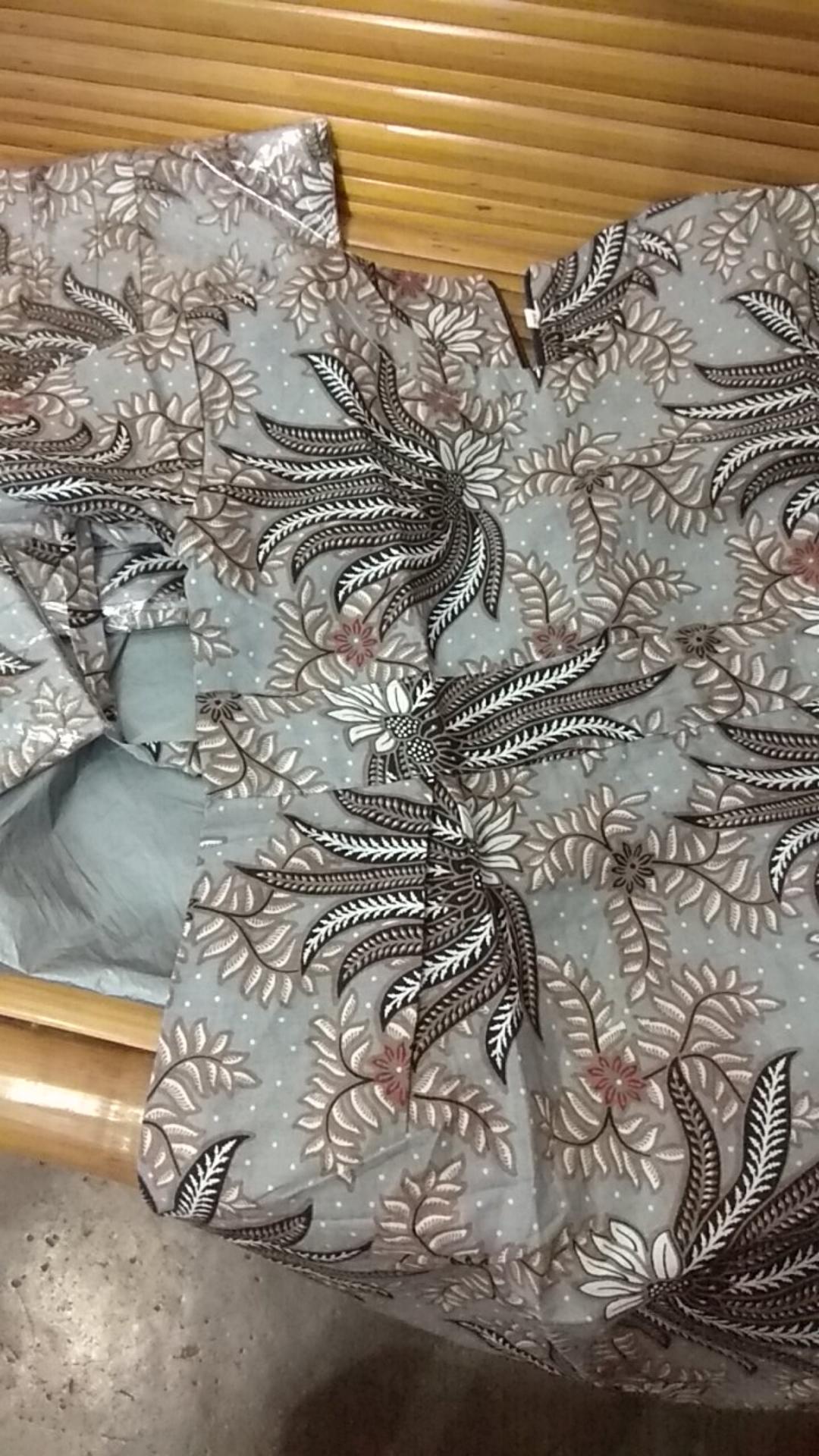 Atasan Batik Couple Abu Pria Wanita Terbaru