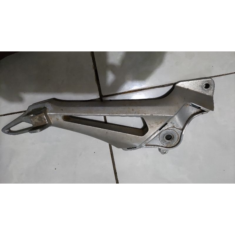 FOOTSTEP/POSTEP PIJAKAN KAKI KIRI  BELAKANG SUPRA 125/REVO LAMA ORIGINAL