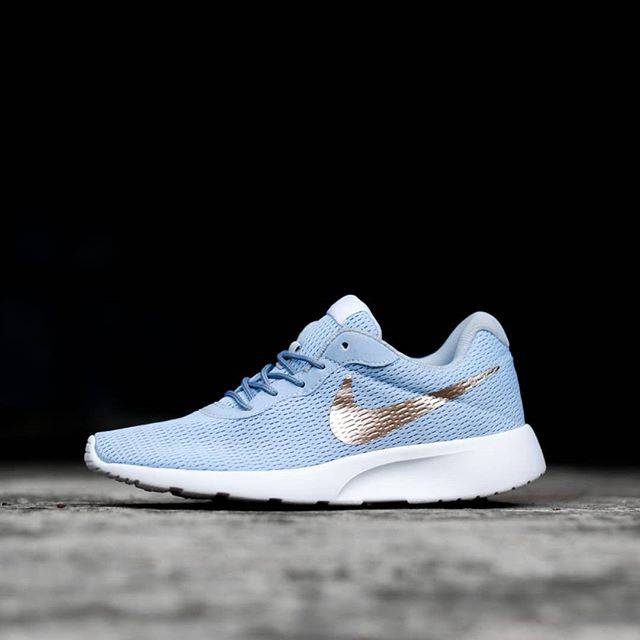 nike tanjun light blue