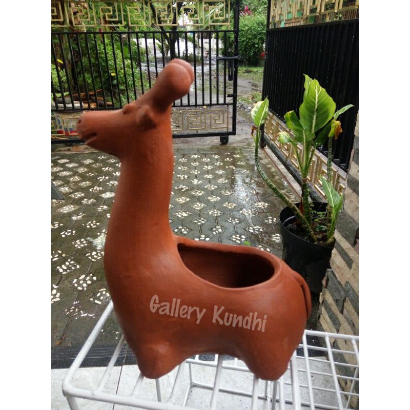 P012 Pot Lucu hewan animal jerapah duduk gerabah Kasongan terracotta