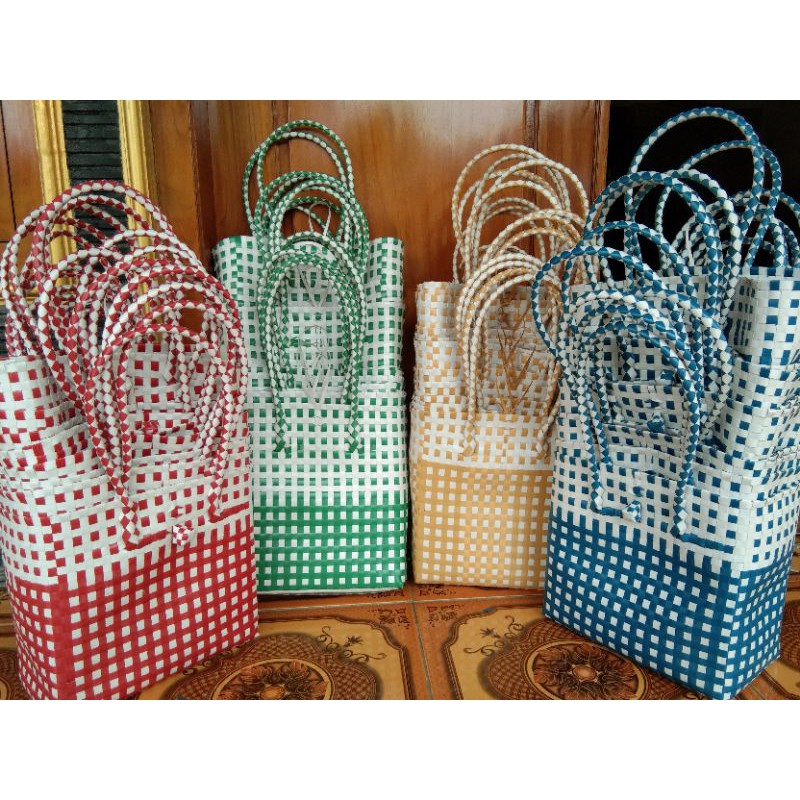 

NTJ//Tas Anyaman Plastik Warna/Bisa COD/Tas Souvenir/Parsel Lebaran/Bingkisan/Hantaran/Oleh2/Asul2