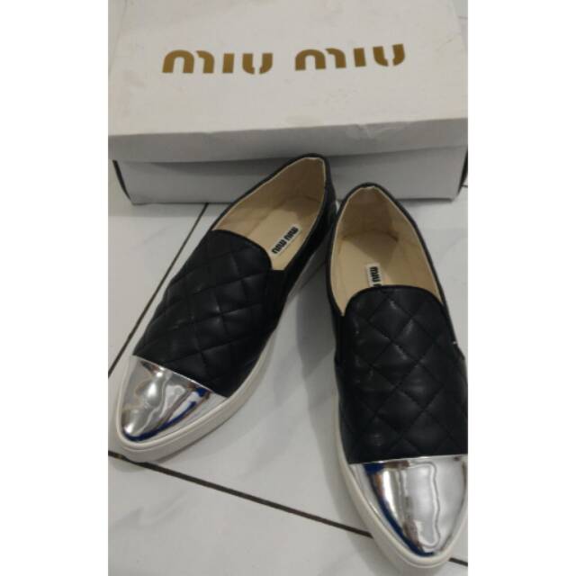 miumiu sepatu hitam size 36 tp kekecilan mgkn bs dpke di size 35...jual rugi 100rb aja (beli 245rb)