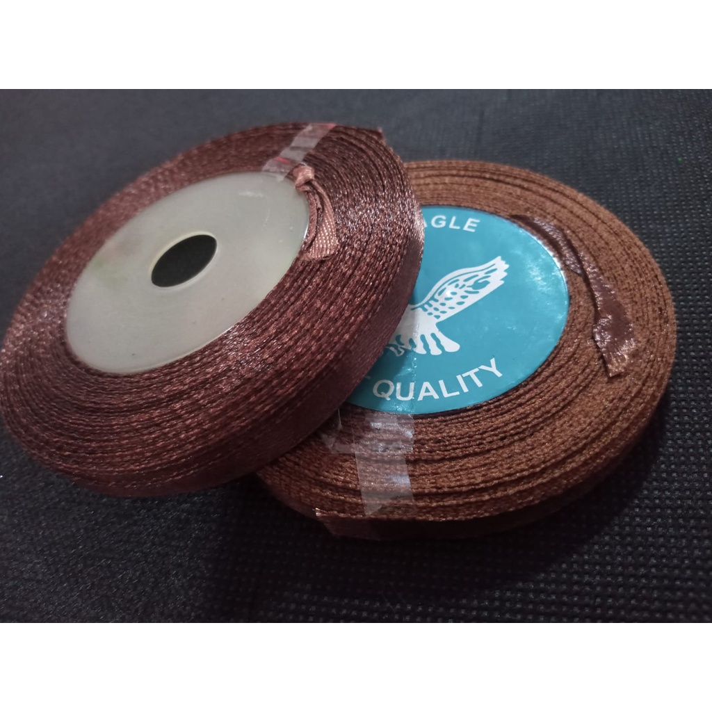 

Pita Satin Coklat Tua Ukuran 1/4 inch/0,635 cm per ROLL