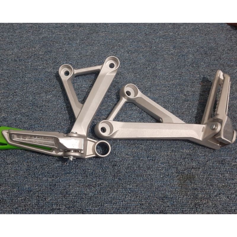 dudukan foot step postep bustep footstep cb150r  k15 original baru bukan step cbr 250 pustep cbr650