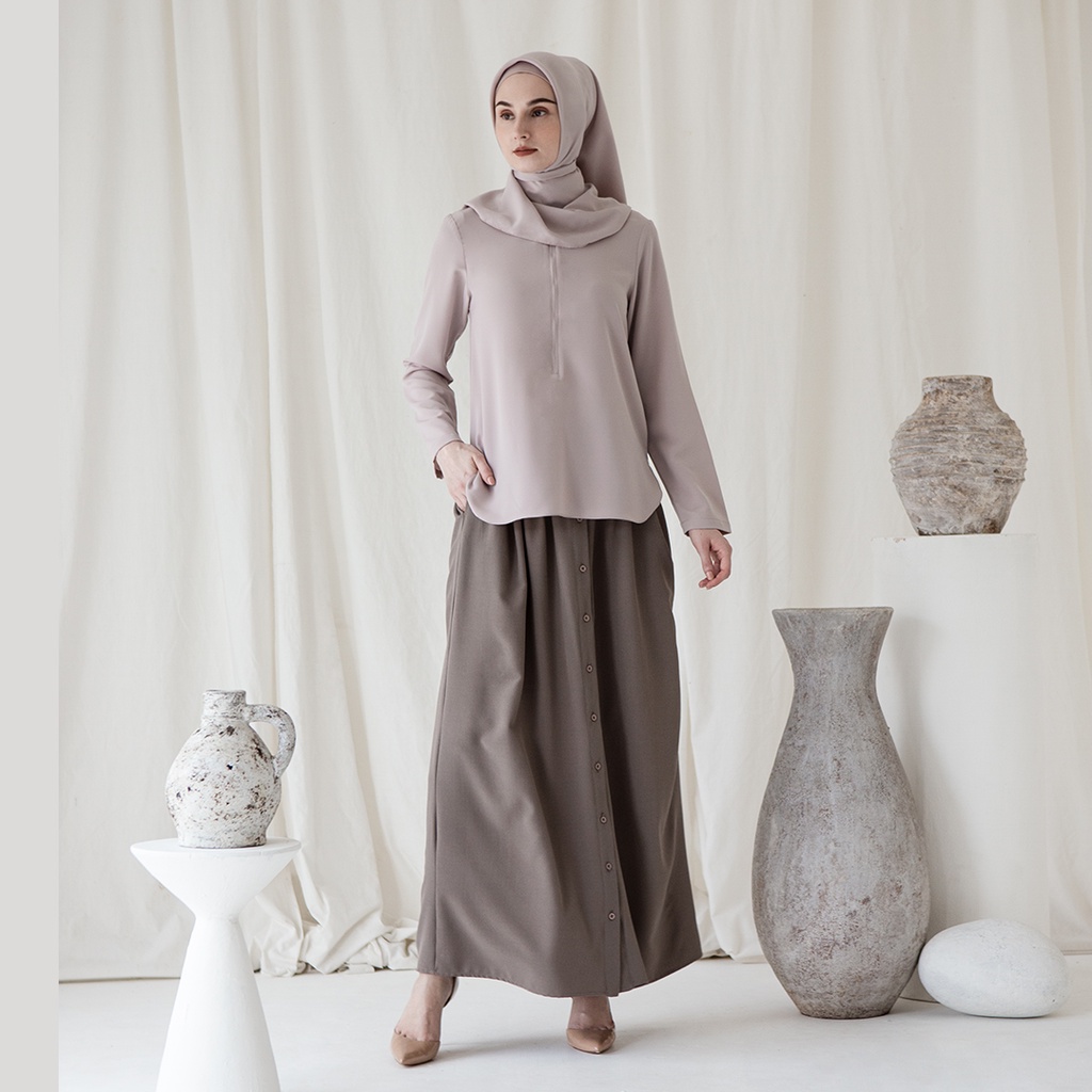 Basic Pradnya Top by Aska Label - Atasan basic polos blouse wanita Muslim lengan panjang murah busui friendly warna abu oat, ungu lilac, coklat clay, hitam black