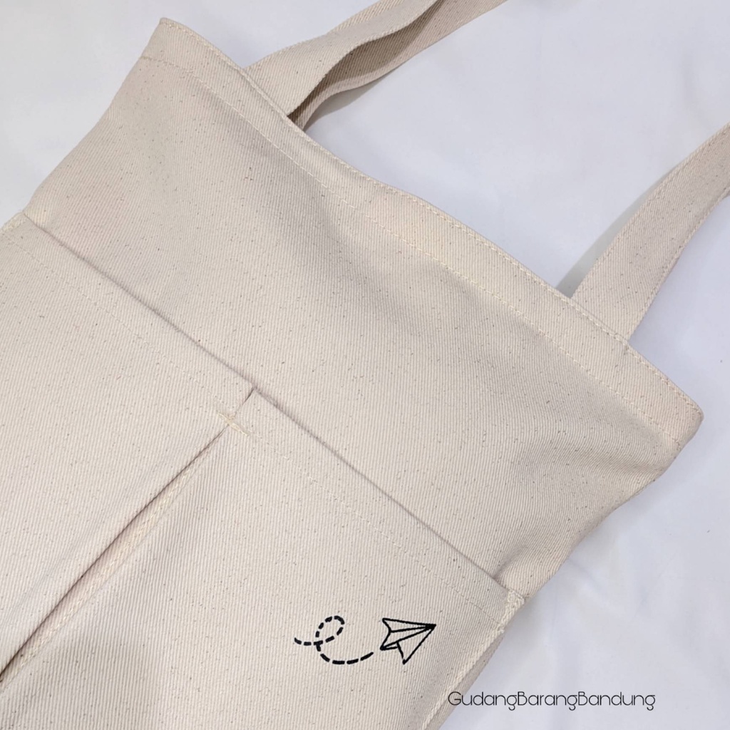 Tote Bag canvas RAHMA PAPER PLANE dengan Resleting dan Double Saku Tambahan Di Depan: Gaya yang Simpel dan Bergay