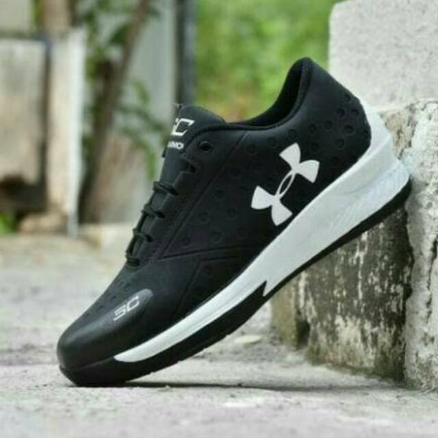 SEPATU UNDER ARMOUR CURRY ONE HITAM PUTIH / SPORT RUNNING PRIA