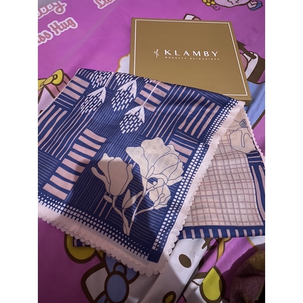 Minor Scarf wearing klamby