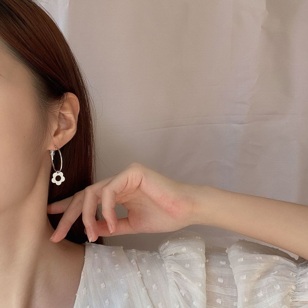 Anting Tusuk Motif Bunga Simple Trendy Untuk Wanita