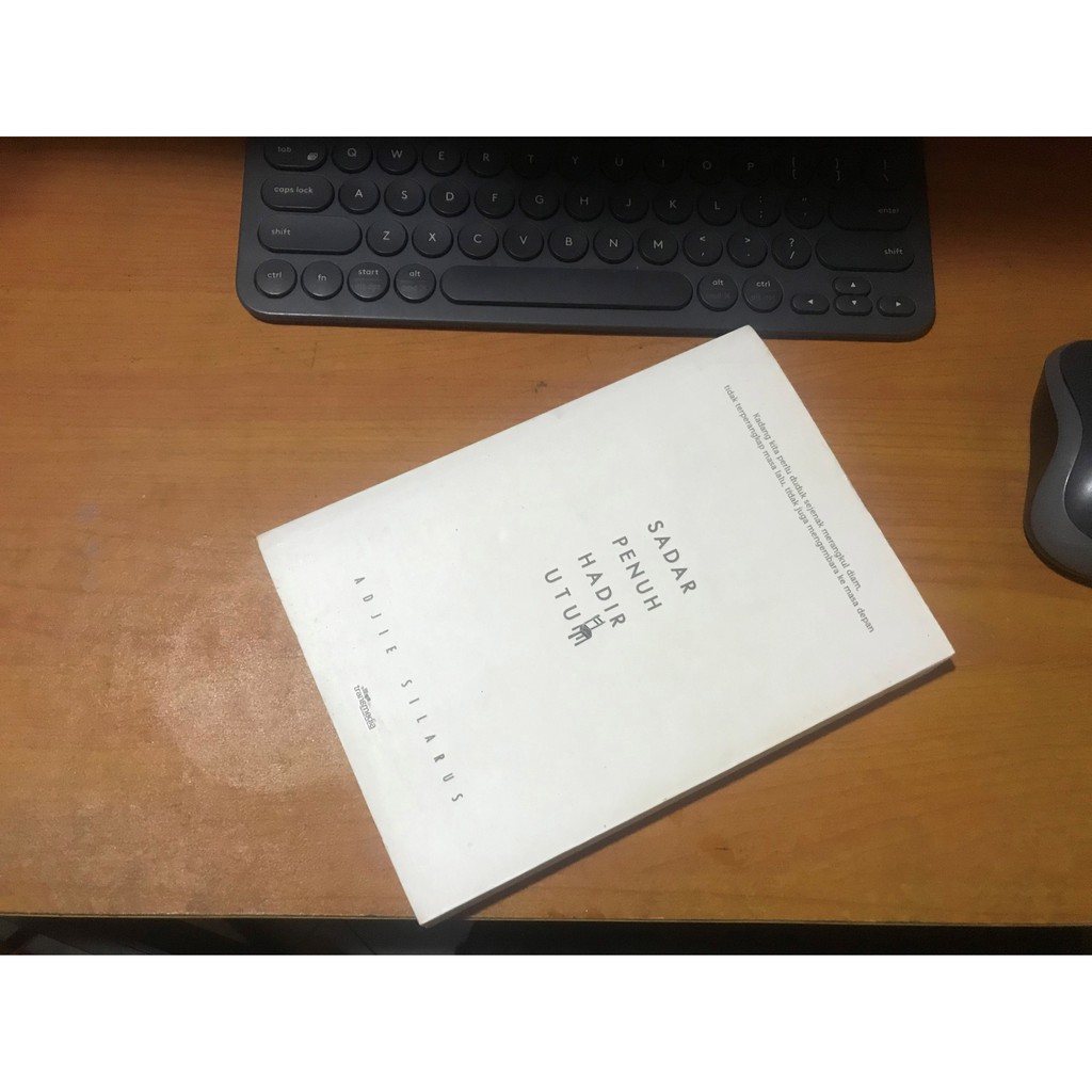 Buku Sadar Penuh Hadir Utuh by Adjie Silarus
