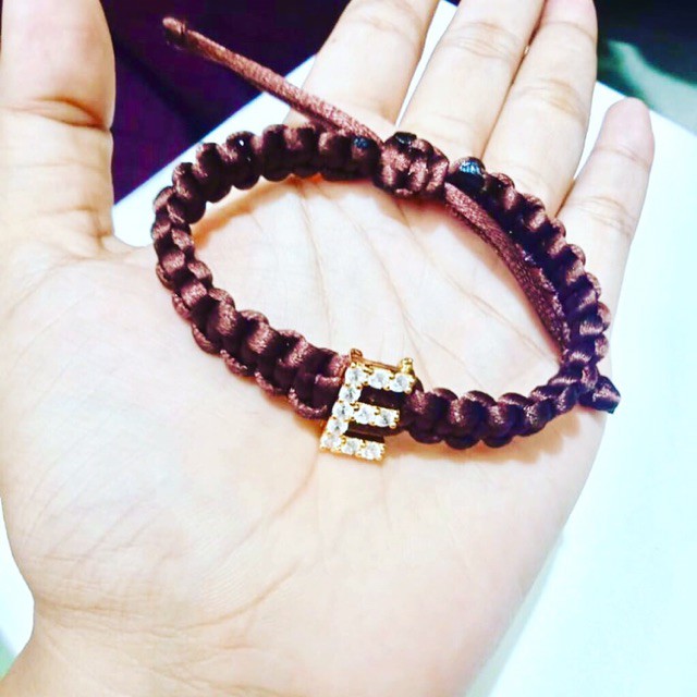 Gelang tangan wanita inisial