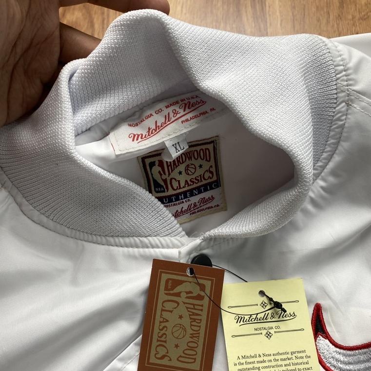 "MIS. 920672" VARSITY JACKET BULLS - CHI PUTIH BORDIR BULU HITAM