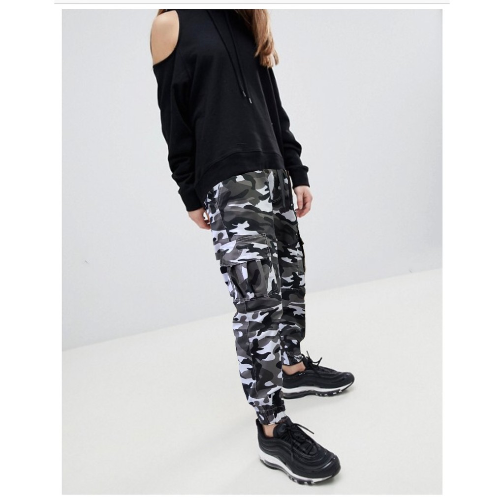 CHRISTY Okechuku Celana Chino Wanita Motif Army Loreng CHRISTY Okechuku Celana Chino Wanita Motif Army Loreng