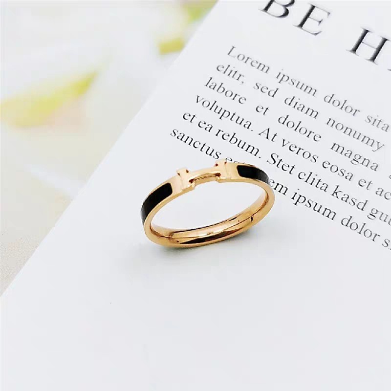 Cincin Huruf H Versi Sempit Permukaan Hitam | Cincin Titanium Steel 18k Rose Gold | Perhiasan Stainless Steel Modis Tahan Air Tidak Luntur Tidak Alergi