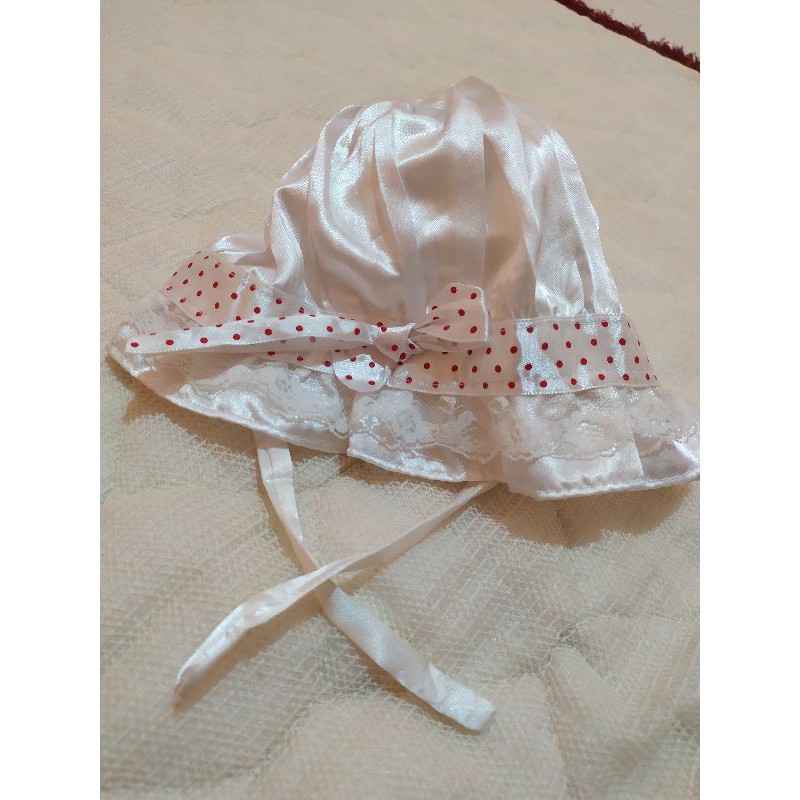 [PRELOVED] TOPI BAYI TALI PUTIH MOTIF PITA RENDA