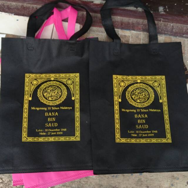 

Tas goodiebag dan jasa sablonan nya satu sisi satu warna