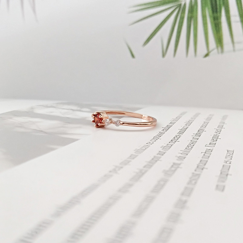 Cincin Ruby Emas 18k Gaya Elegan