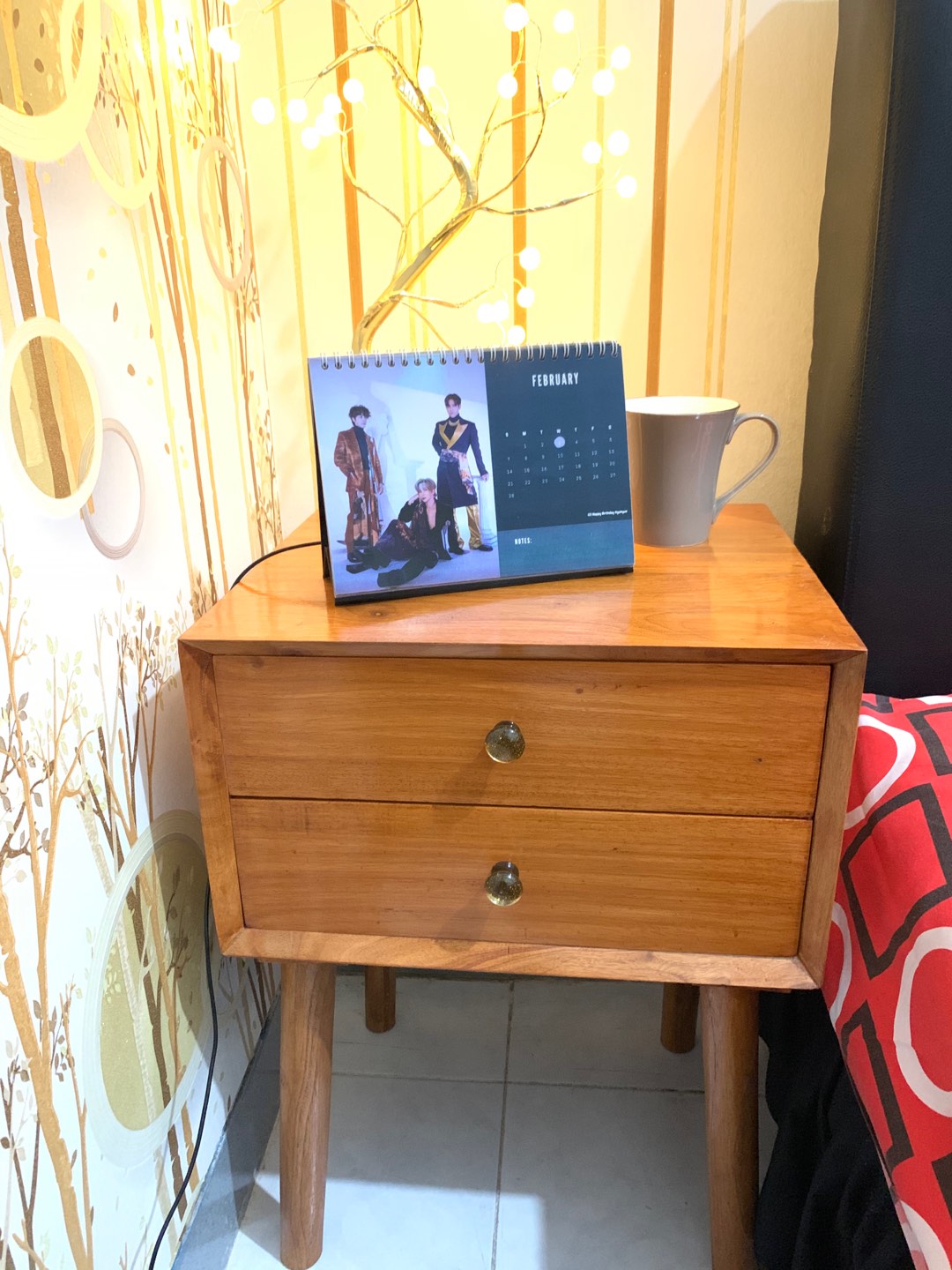 Meja Nakas Ukuran 40x30x55 Kaki Kecil Warna Plitur Pegangan Bulat Kecil