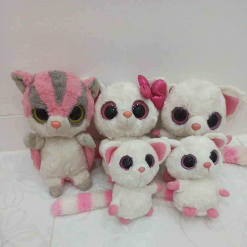 Boneka mabel mata belo