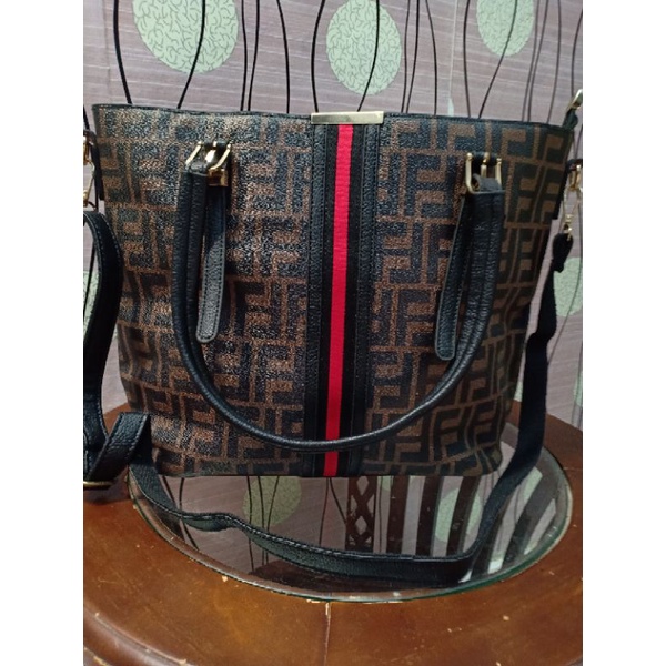 preloved tote ala fendi bahan bagus belom pernah di pakek TG 28 LB 38