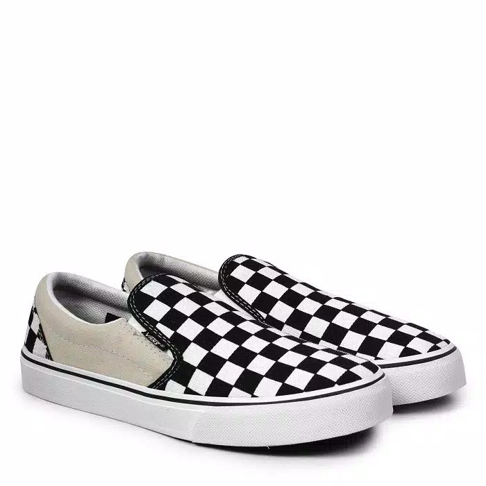 Sepatu Vans motif kotak-kotak hitam putih