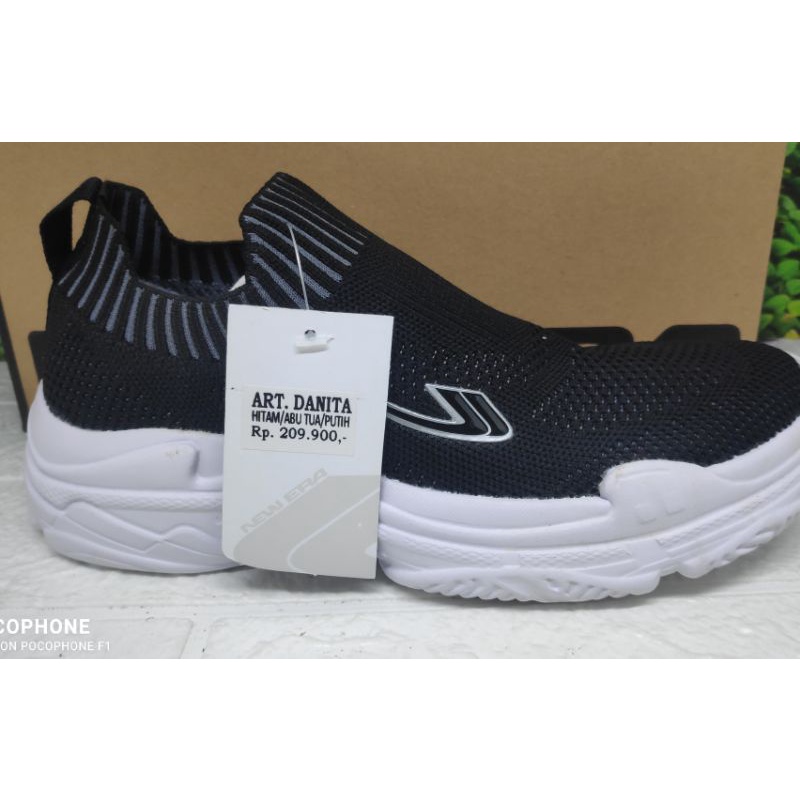 SEPATU NEWERA DANITA SLIP ON KAOS KAKI HARGA OBRAL