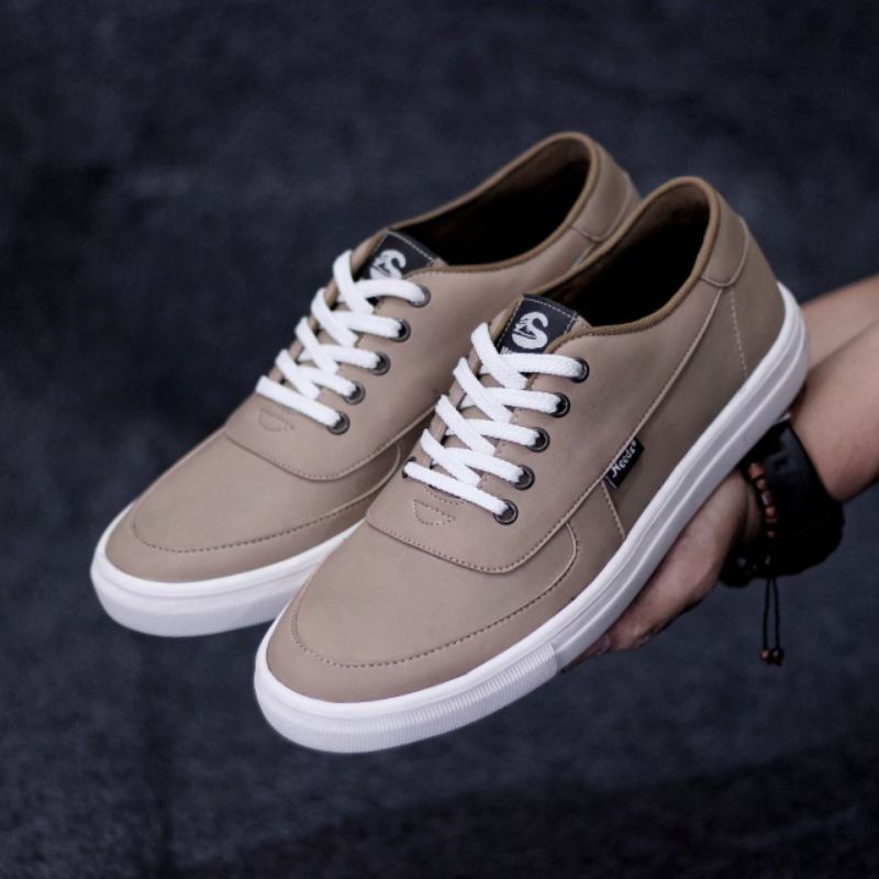NEEDS FASTER WOLF SEPATU CASUAL KULIT
