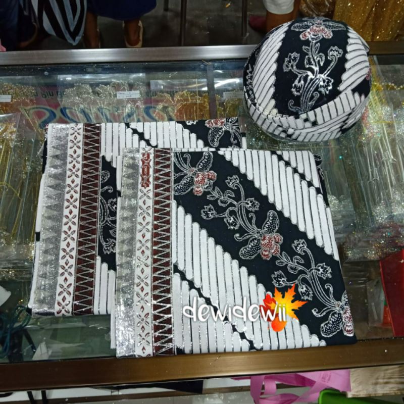Sepasang Jarik + Blangkon Pengantin, Motif Lereng Kembang