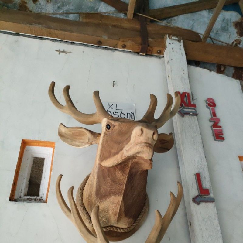 patung kepala rusa L