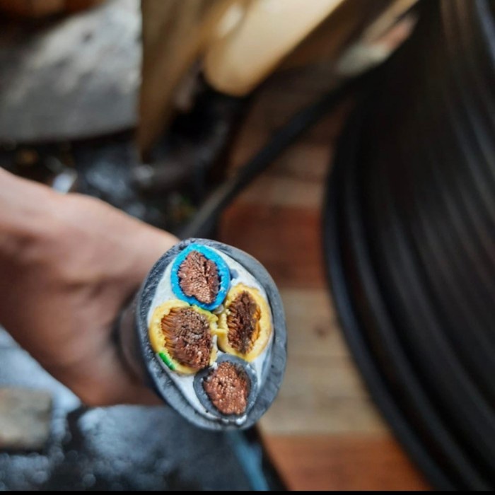 MLSI Kabel Serabut NYYHY 4x35 Jembo Metal Kabelindo Supreme