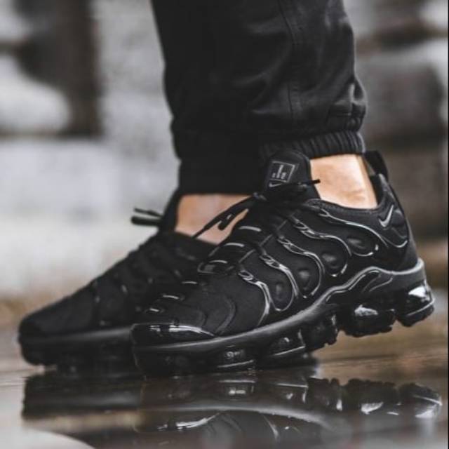 nike vapormax plus triple black