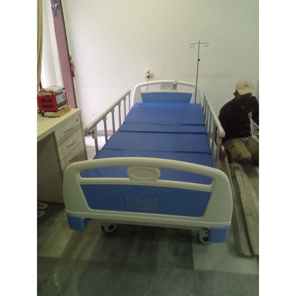 Bed pasien elektrik siderail import merk sella