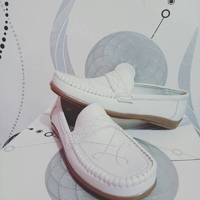 Sepatu putih Pantofel