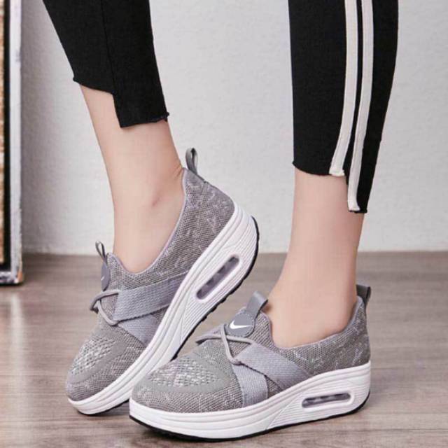 Sepatu Sneakers Wanita Casual JP 08