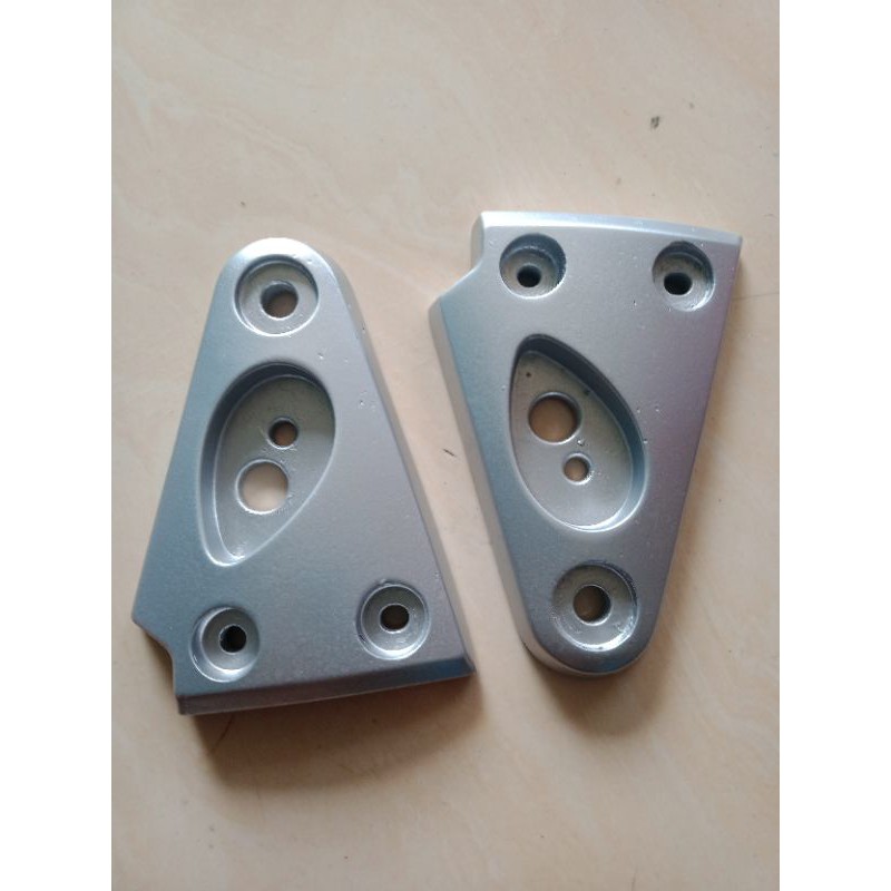 Kupingan breket Pangkon Lampu depan Tiger Revo awal ori