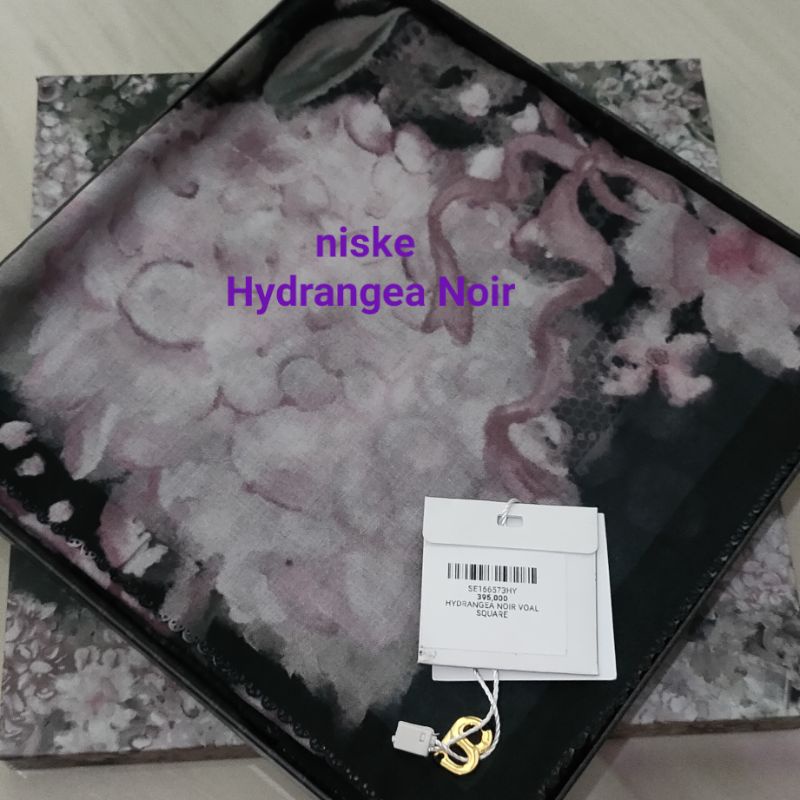 Buttonscarves Hydrangea Noir