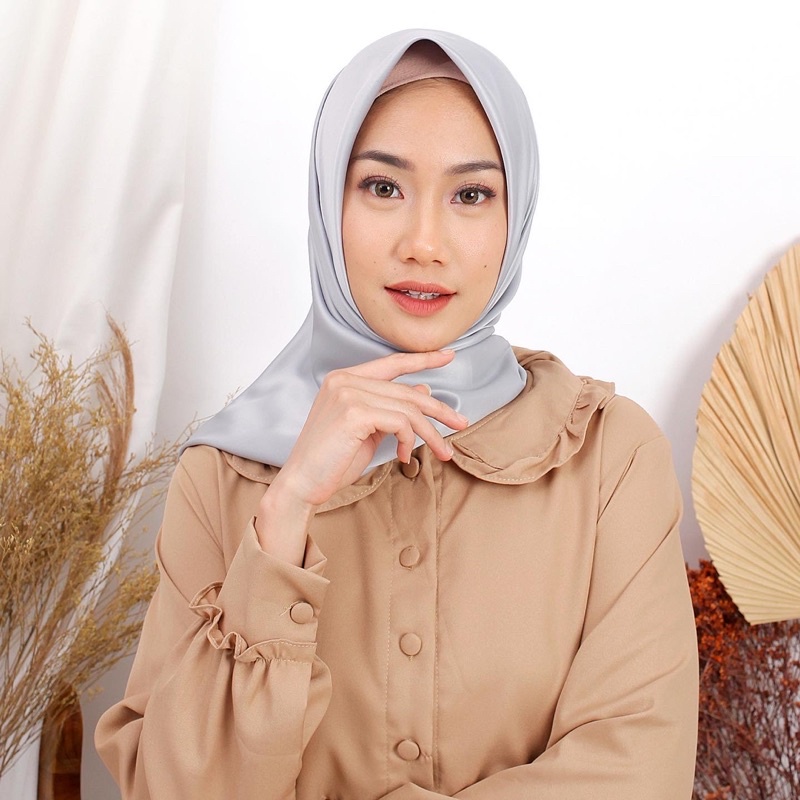 Ariana Scarf on “Cloudy Grey”